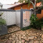 Casa charmosa em condomínio